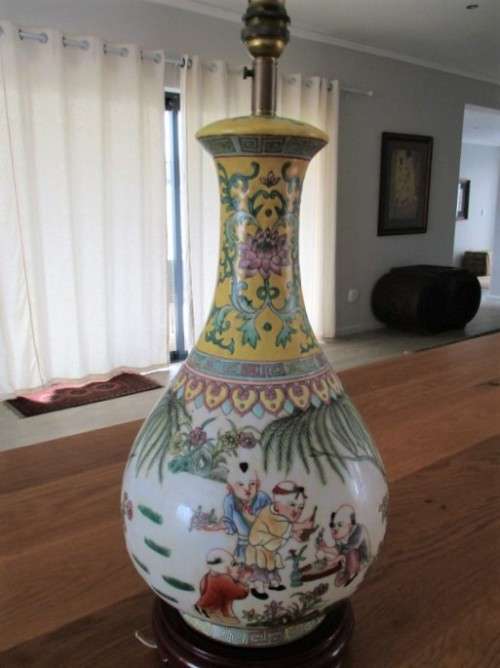 VINTAGE FAMILLE JAUNE CHINESE PORCELAIN LAMP STAND (LIGHT FITTING NEEDS TO BE REPLACED)