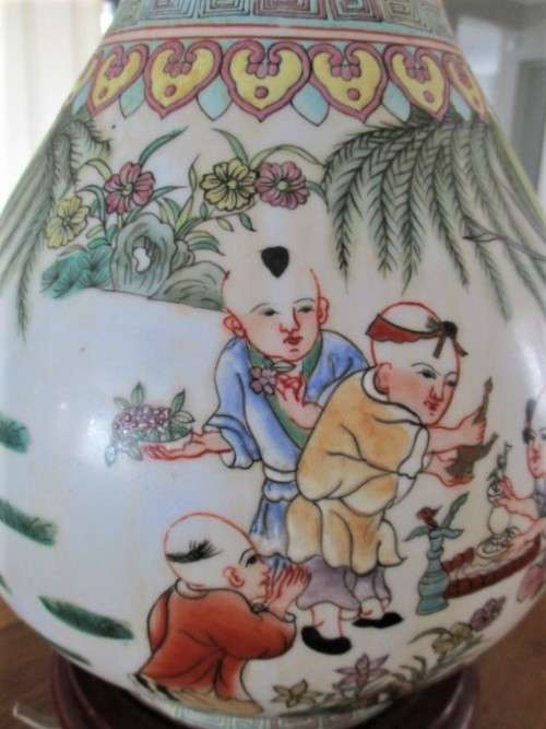 VINTAGE FAMILLE JAUNE CHINESE PORCELAIN LAMP STAND (LIGHT FITTING NEEDS TO BE REPLACED)