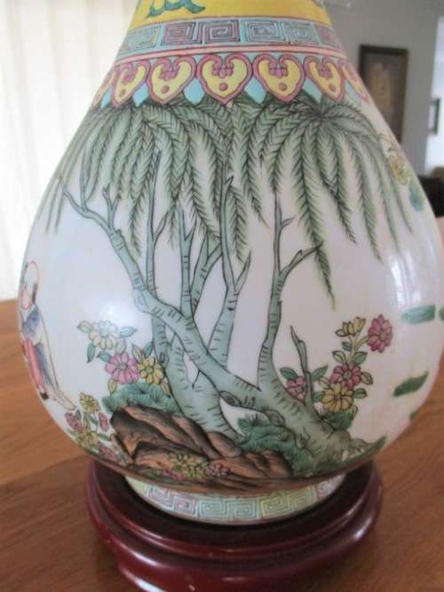 VINTAGE FAMILLE JAUNE CHINESE PORCELAIN LAMP STAND (LIGHT FITTING NEEDS TO BE REPLACED)