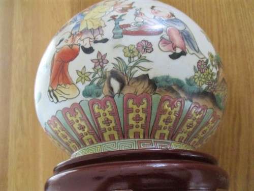 VINTAGE FAMILLE JAUNE CHINESE PORCELAIN LAMP STAND (LIGHT FITTING NEEDS TO BE REPLACED)