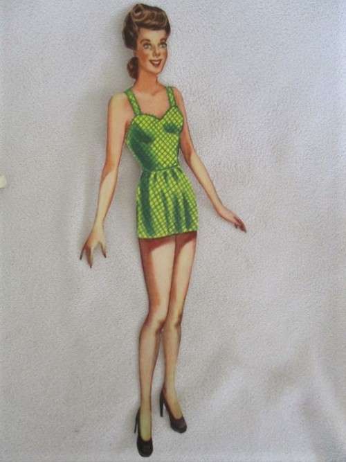 VINTAGE 1950's MOTHER AND DAUGHTER PAPER DOLLS WITH SOME MATCHING OUTFITS