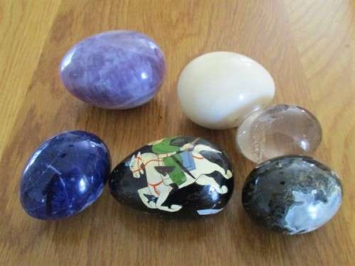 BATCH OF FIVE POLISHED STONE EGGS PLUS ONE VINTAGE PAINTED WOODEN EGG FROM INDIA