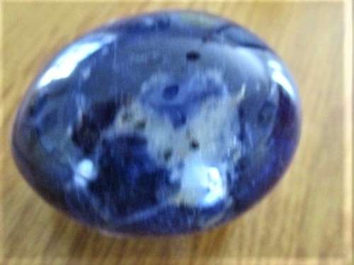 BATCH OF FIVE POLISHED STONE EGGS PLUS ONE VINTAGE PAINTED WOODEN EGG FROM INDIA