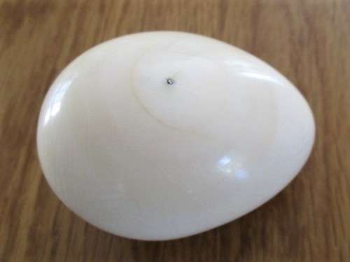 BATCH OF FIVE POLISHED STONE EGGS PLUS ONE VINTAGE PAINTED WOODEN EGG FROM INDIA