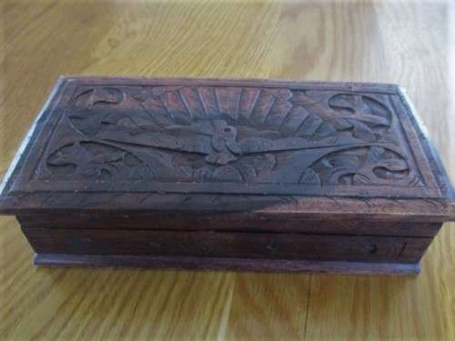 A VINTAGE INTRICATELY CARVED WOODEN BOX