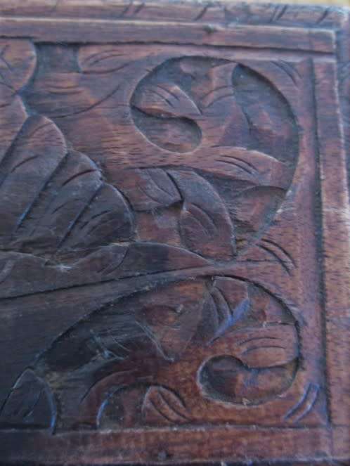 A VINTAGE INTRICATELY CARVED WOODEN BOX
