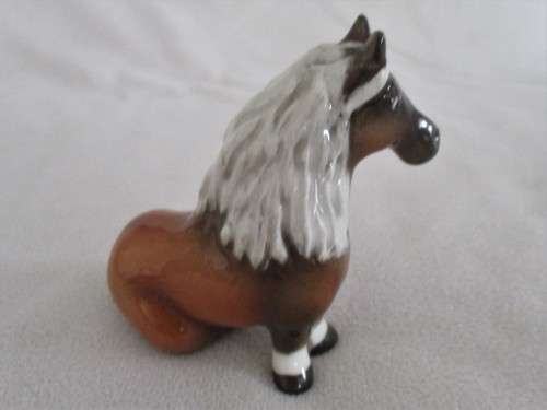 A PRETTY SMALL HORSE ORNAMENT