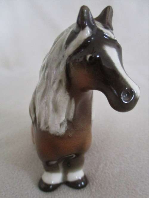 A PRETTY SMALL HORSE ORNAMENT