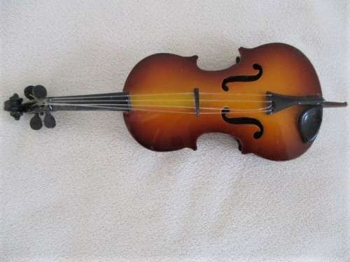 A VINTAGE MINIATURE VIOLIN IN CASE