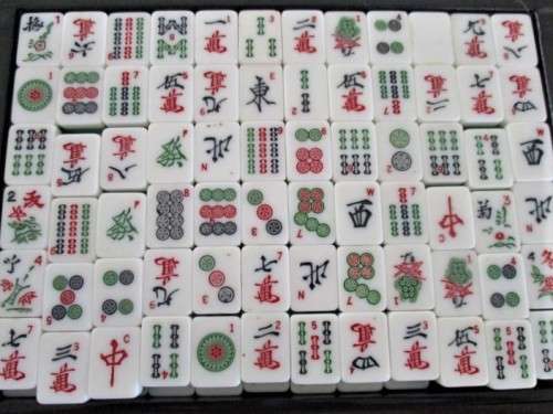NOT OFTEN FOUND! COMPLETE CHINESE MAHJONG BOARD GAME IN CASE!