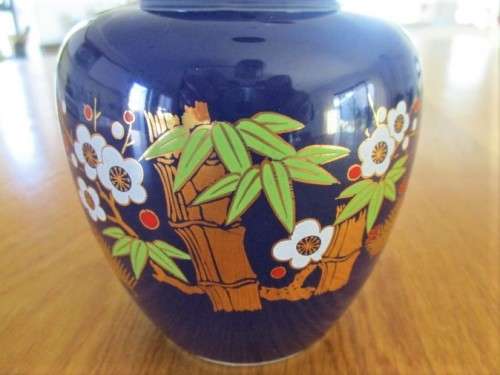 A PRETTY COBALT BLUE GINGER JAR WITH GOLD GILT DESIGN