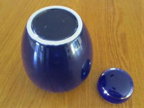 A PRETTY COBALT BLUE GINGER JAR WITH GOLD GILT DESIGN