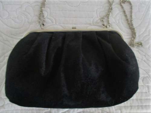 DELICIOUSLY RETRO AND IN GREAT CONDITION - VINTAGE VELVET HANDBAG WITH SHORT AND LONG CHAIN STRAPS