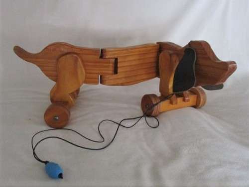A VINTAGE 51CM LONG WOODEN DACHSHUND PULL-ALONG WITH MOVEABLE BODY