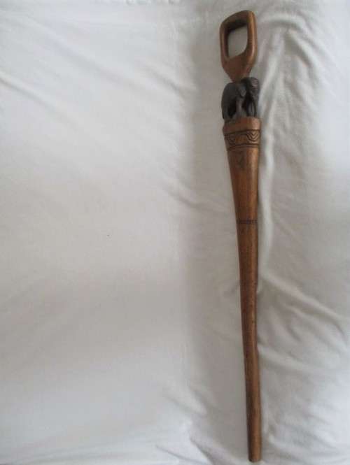 A VINTAGE HAND CARVED WOODEN WALKING STICK WITH DETAILED CARVING OF ELEPHANT