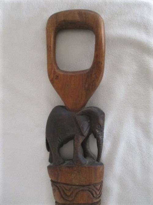 A VINTAGE HAND CARVED WOODEN WALKING STICK WITH DETAILED CARVING OF ELEPHANT