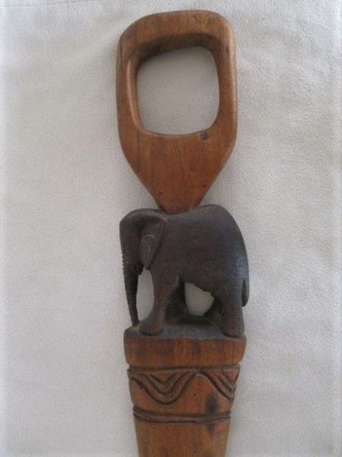 A VINTAGE HAND CARVED WOODEN WALKING STICK WITH DETAILED CARVING OF ELEPHANT