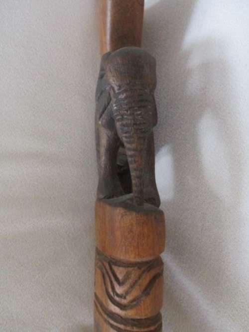 A VINTAGE HAND CARVED WOODEN WALKING STICK WITH DETAILED CARVING OF ELEPHANT