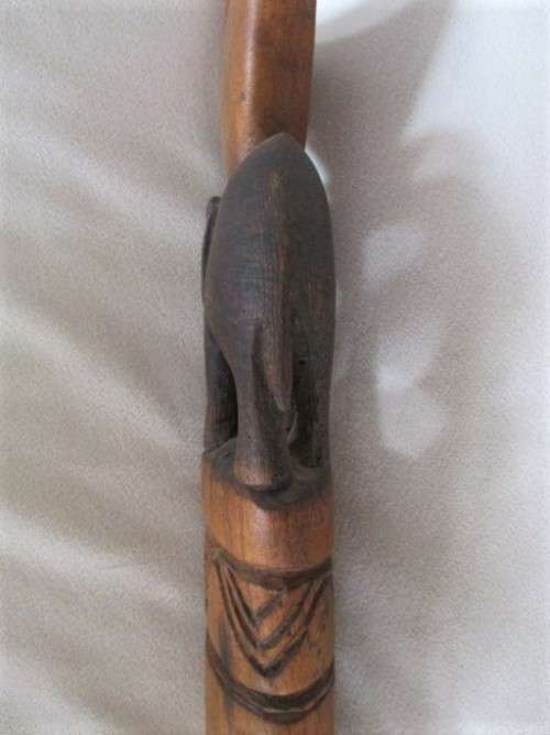 A VINTAGE HAND CARVED WOODEN WALKING STICK WITH DETAILED CARVING OF ELEPHANT