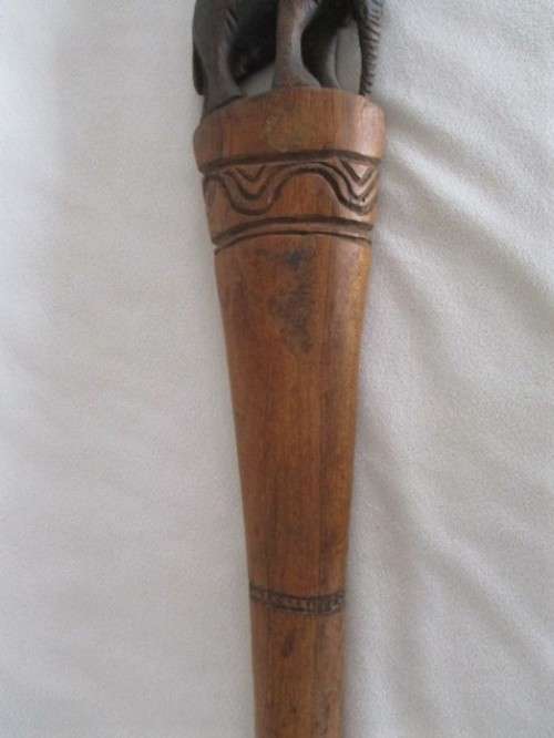 A VINTAGE HAND CARVED WOODEN WALKING STICK WITH DETAILED CARVING OF ELEPHANT