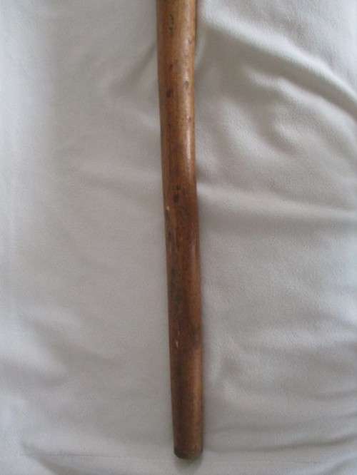A VINTAGE HAND CARVED WOODEN WALKING STICK WITH DETAILED CARVING OF ELEPHANT