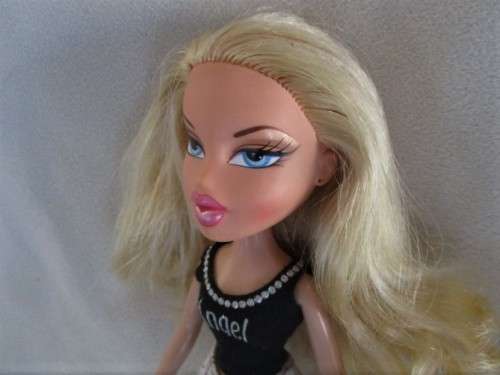 BEAUTIFUL 2001 MGA BRATZ DOLL IN GREAT CONDITION