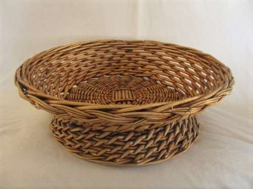 A LOVELY WICKER FRUIT "BOWL" FOR THAT VINTAGE KITCHEN