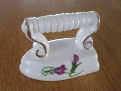 SIX PORCELAIN PRINTER'S TRAY ORNAMENTS WITH PRETTY VIOLETS