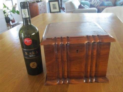 A VERY LARGE VINTAGE SOLID WOODEN BOX MADE FROM RARE 'ALL BROWN KIAAT' - HUMIDOR?JEWELLERY BOX?