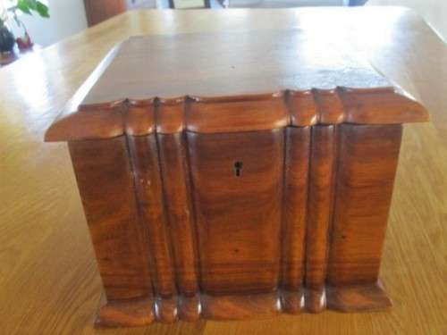 A VERY LARGE VINTAGE SOLID WOODEN BOX MADE FROM RARE 'ALL BROWN KIAAT' - HUMIDOR?JEWELLERY BOX?