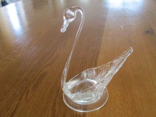 A BEAUTIFUL GLASS SWAN PAPERWEIGHT/TRINKET BOX