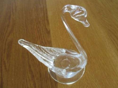 A BEAUTIFUL GLASS SWAN PAPERWEIGHT/TRINKET BOX