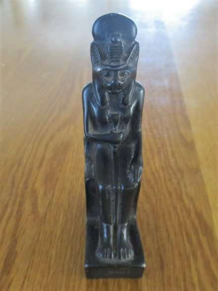 BLACK RESIN PAPER WEIGHT FIGURINE OF EGYPTIAN GOD BASTET - 12CM TALL - SIGNED