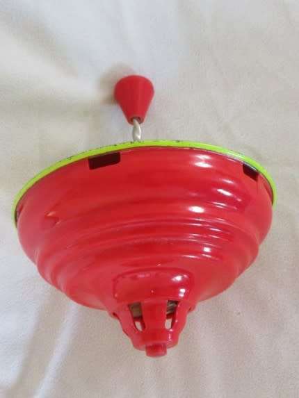A TINPLATE SPINNING TOP IN GREAT WORKING CONDITION
