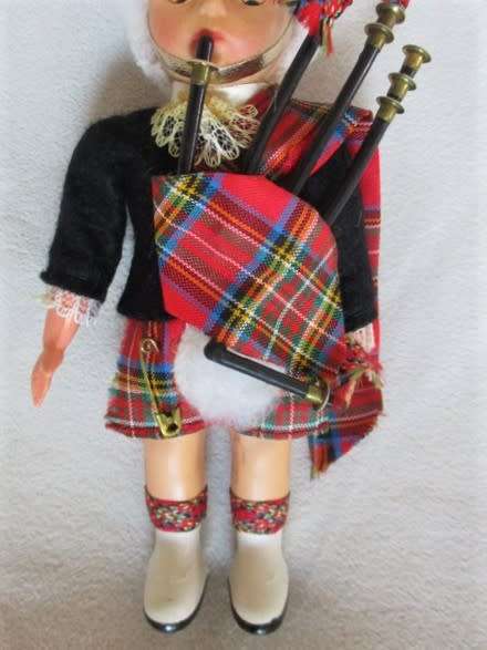 A SMALL VINTAGE SCOTTISH BAGPIPE PLAYER