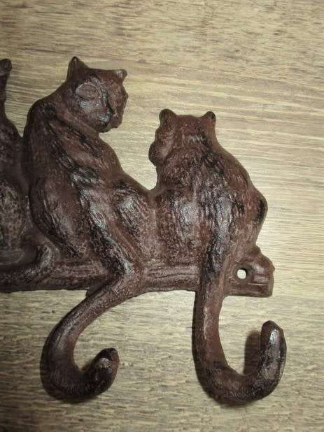 SO UNIQUE!! A CAST IRON 6  HOOK WALL RACK WITH CATS' TAILS AS HOOKS FOR KEYS/COATS/TOWELS!