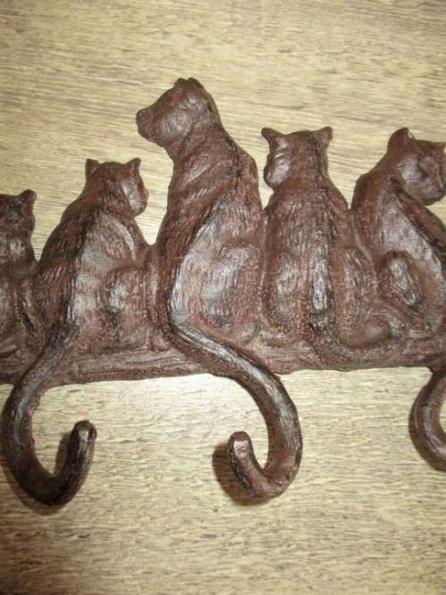 SO UNIQUE!! A CAST IRON 6  HOOK WALL RACK WITH CATS' TAILS AS HOOKS FOR KEYS/COATS/TOWELS!