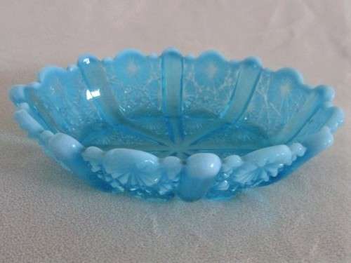 AN EXQUISITE VINTAGE FENTON TURQUOISE ART GLASS BON-BON DISH