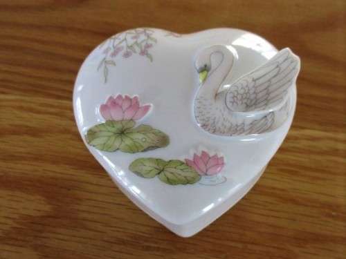 BEAUTIFUL SURI OF LONDON PORCELAIN TRINKET BOX WITH RAISED SWAN AND WATER LILY DETAIL