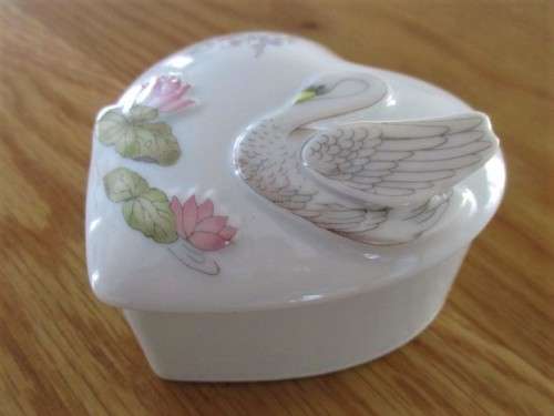BEAUTIFUL SURI OF LONDON PORCELAIN TRINKET BOX WITH RAISED SWAN AND WATER LILY DETAIL