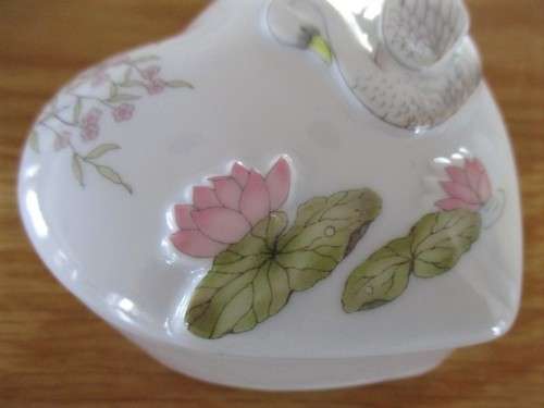 BEAUTIFUL SURI OF LONDON PORCELAIN TRINKET BOX WITH RAISED SWAN AND WATER LILY DETAIL