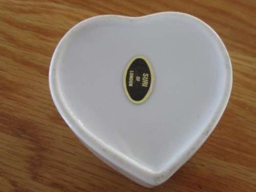 BEAUTIFUL SURI OF LONDON PORCELAIN TRINKET BOX WITH RAISED SWAN AND WATER LILY DETAIL