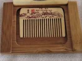 A MOST UNUSUAL VINTAGE BAMBOO WOOD COMPACT MIRROR AND COMB
