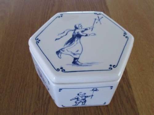 A RARE VINTAGE 1940's/50's  LARGER DELFT TRINKET DISH SIGNED BY PETER VAN DER KROEF