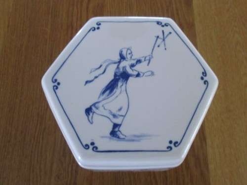 A RARE VINTAGE 1940's/50's  LARGER DELFT TRINKET DISH SIGNED BY PETER VAN DER KROEF