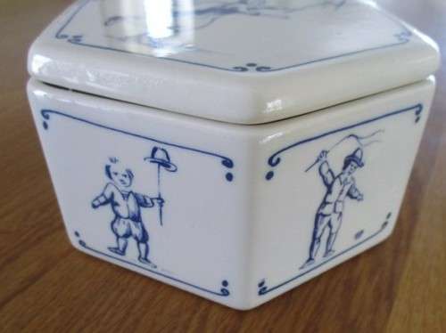 A RARE VINTAGE 1940's/50's  LARGER DELFT TRINKET DISH SIGNED BY PETER VAN DER KROEF