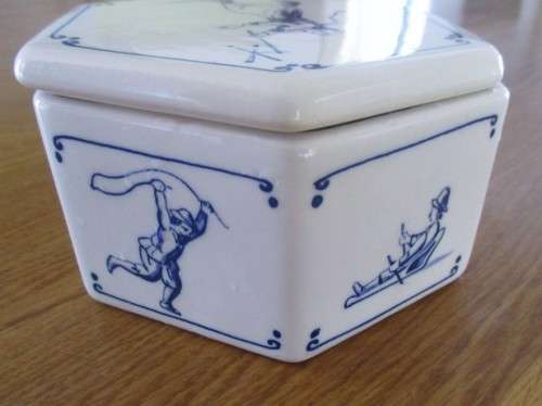 A RARE VINTAGE 1940's/50's  LARGER DELFT TRINKET DISH SIGNED BY PETER VAN DER KROEF