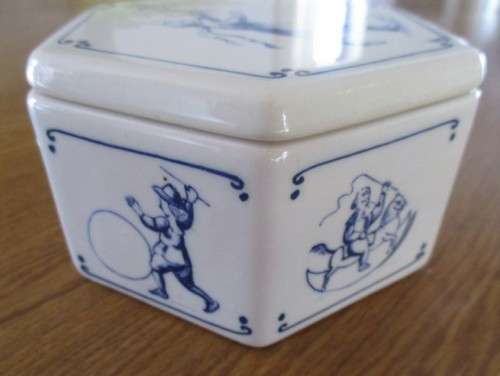 A RARE VINTAGE 1940's/50's  LARGER DELFT TRINKET DISH SIGNED BY PETER VAN DER KROEF