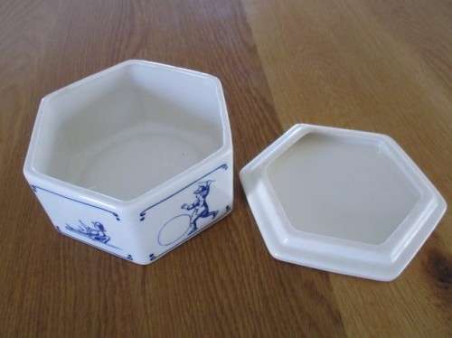 A RARE VINTAGE 1940's/50's  LARGER DELFT TRINKET DISH SIGNED BY PETER VAN DER KROEF