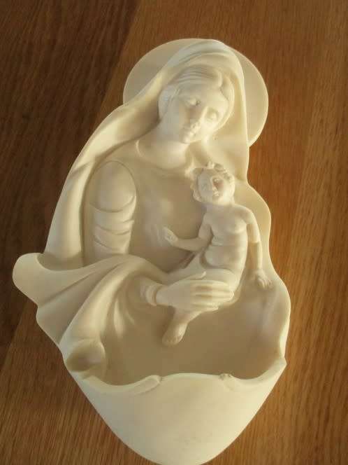 BEAUTIFUL VINTAGE BONDED MARBLE THREE DIMENSIONAL WALL PLAQUE OF HOLY MOTHER AND CHILD